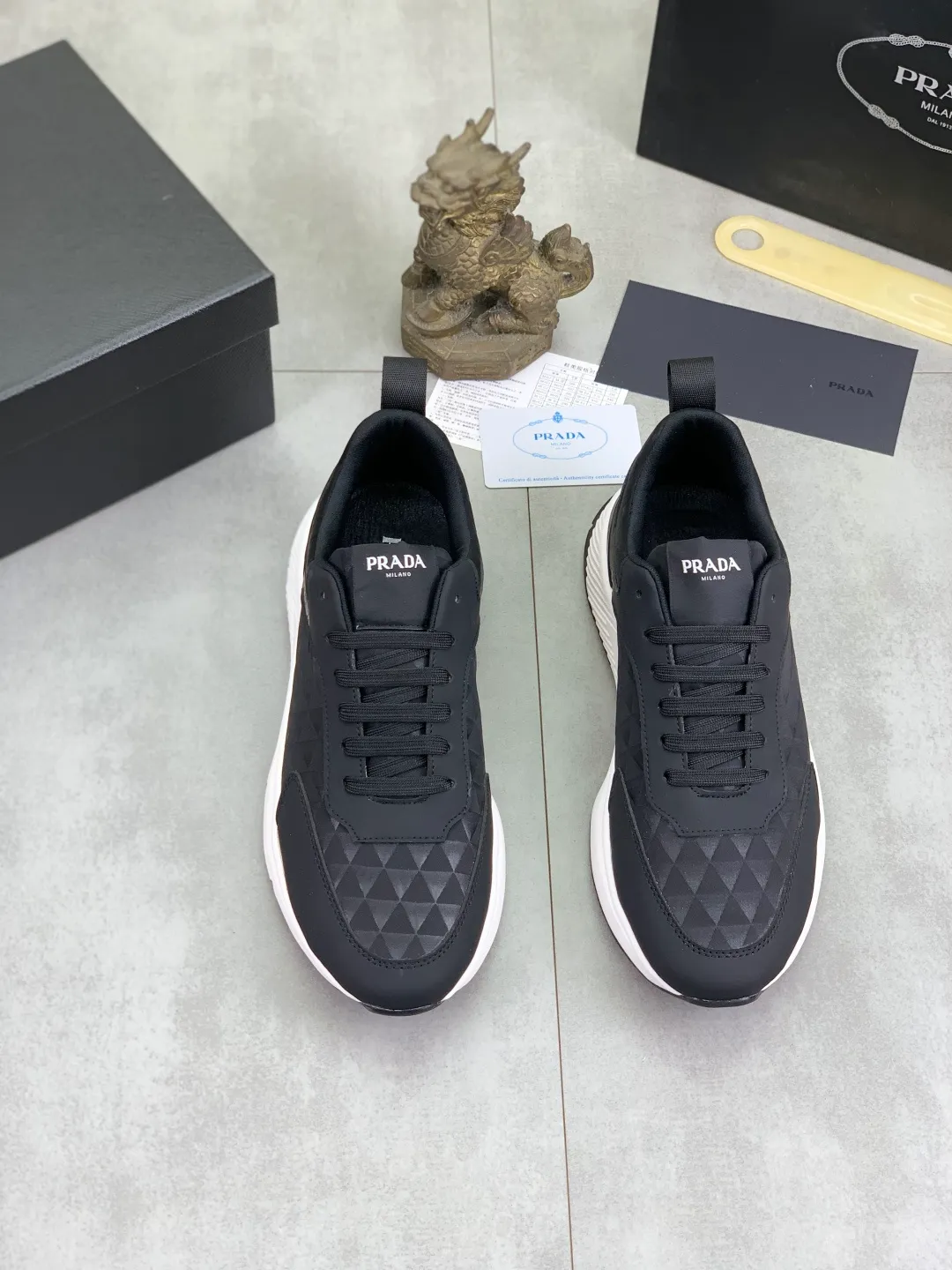 Men's shoes 💰P460💰 [New style] The official website classic popular model is on the market, and it will never go out of style for a century. 🆘 The trendy brand (Prada) mainly promotes popular models, avant-garde and versatile fashionable men's shoes private version molding, cowhide surface splicing 1:1 oil edge treatment... fashionable and simple, original imported cowhide and lining cowhide feet; the atmosphere and personality are more fashionable, eye-catching and pursuing class. It will subvert the old idea and be a must-have for fashion trendsetters with you! Must keep it for yourself! High-end comfort, high-end quality workmanship. Code number: 38-44 (45 customized) 2️⃣ colors available. full package